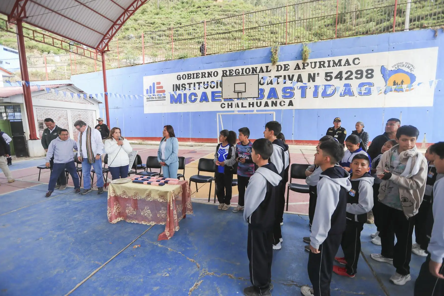 Continuando con su agenda de trabajo en su tierra natal, Apurímac, la presidenta de la república, Dina Ercilia Boluarte Zegarra, vuelve al colegio que marcó su infancia, la institución educativa N.° 54298 Micaela Bastidas, en Chalhuanca, Aymaraes, donde recibió el cariño de los estudiantes, quienes ven en ella una muestra de cómo con trabajo y esfuerzo se pueden alcanzar las metas. Foto: ANDINA/Prensa Presidencia