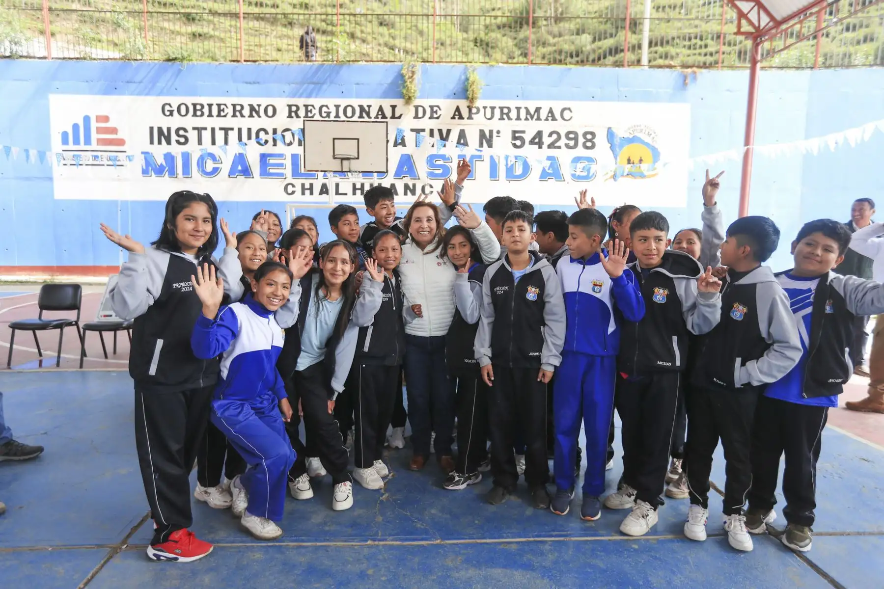 Continuando con su agenda de trabajo en su tierra natal, Apurímac, la presidenta de la república, Dina Ercilia Boluarte Zegarra, vuelve al colegio que marcó su infancia, la institución educativa N.° 54298 Micaela Bastidas, en Chalhuanca, Aymaraes, donde recibió el cariño de los estudiantes, quienes ven en ella una muestra de cómo con trabajo y esfuerzo se pueden alcanzar las metas. Foto: ANDINA/Prensa Presidencia