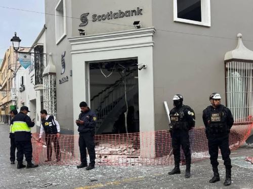 La Policía Nacional investiga el atentado perpetrado esta madrugada contra una agencia bancaria en la ciudad de Trujillo. ANDINA/Difusión