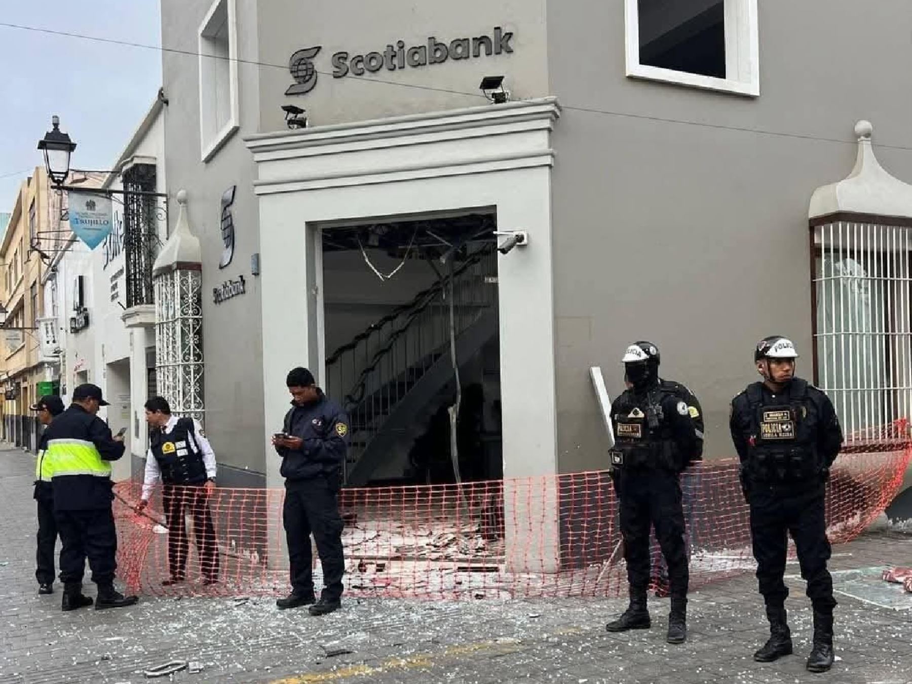 La Policía Nacional investiga el atentado perpetrado esta madrugada contra una agencia bancaria en la ciudad de Trujillo. ANDINA/Difusión