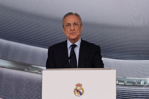 El presidente del Real Madrid, Florentino Pérez, habla durante una conferencia de prensa de fin de año en la ciudad deportiva del Real Madrid en Valdebebas, en las afueras de Madrid.  Foto: AFP