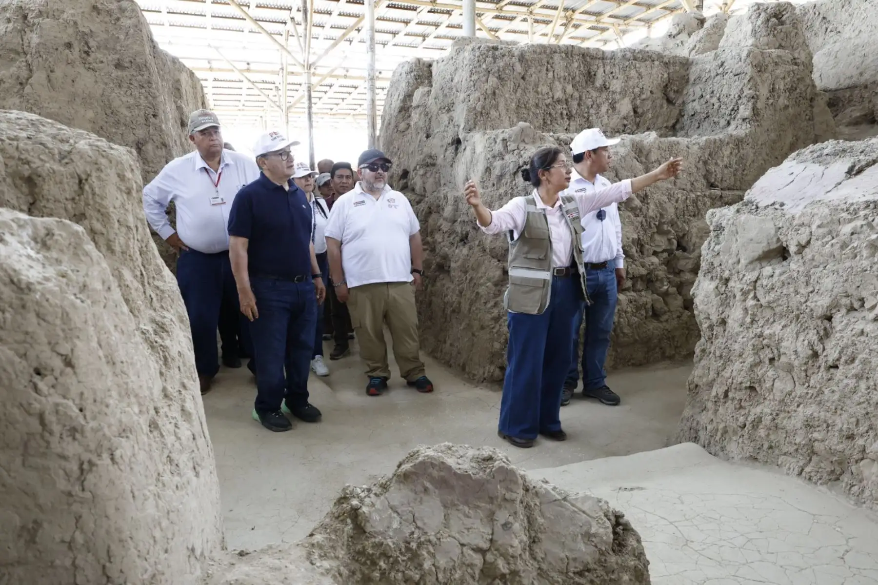 El ministro de Cultura, Fabricio Valencia, visitó la región Lambayeque para participar en diversas actividades vinculadas al sector. Así, acompañado del viceministro de Patrimonio Cultural e Industrias Culturales, Jamer Chávez; el congresista Alejandro Aguinaga; y el director de la Dirección Desconcentrada de Cultura de Lambayeque, Carlos Wester, visitó el Monumento Arqueológico Ventarrón, ubicado en el distrito de Pomalca, provincia de Chiclayo.