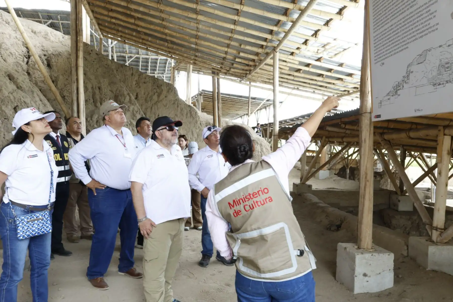 Este centro ceremonial, construido con piedra y adobe, exhibe representaciones simbólicas de redes de pesca y venados, evidenciando la estrecha relación de esta sociedad con la caza, la pesca y la fertilidad.