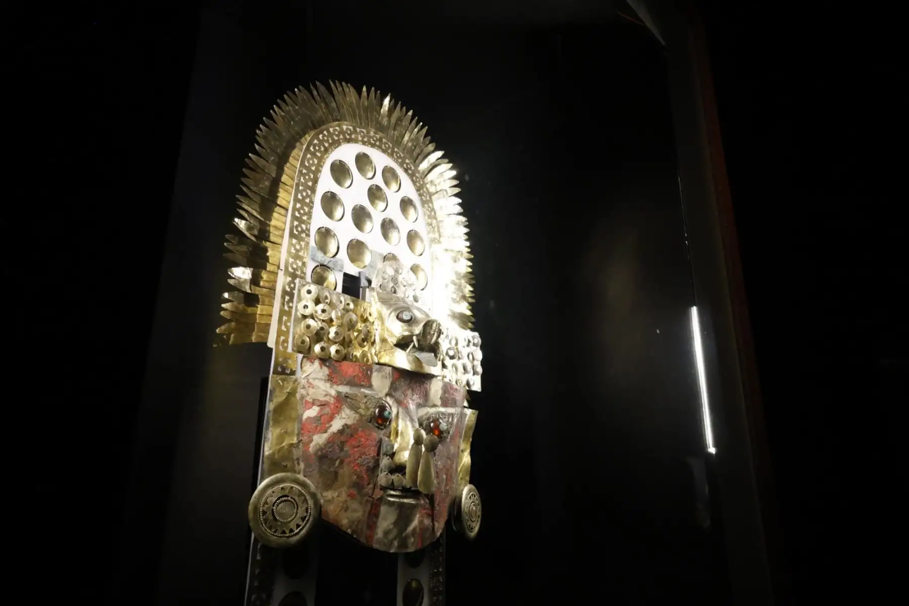 Cabe mencionar que, en el Museo Nacional Sicán, entre los objetos culturales que resguarda, destaca una majestuosa máscara de oro pintada de color rojo, cuyos ojos alados presentan cuentas de esmeraldas sobre ámbar, junto a un gran tocado de oro, con aplicaciones de plata y plumas. Este conjunto es considerado una obra de arte de los orfebres de Sicán.