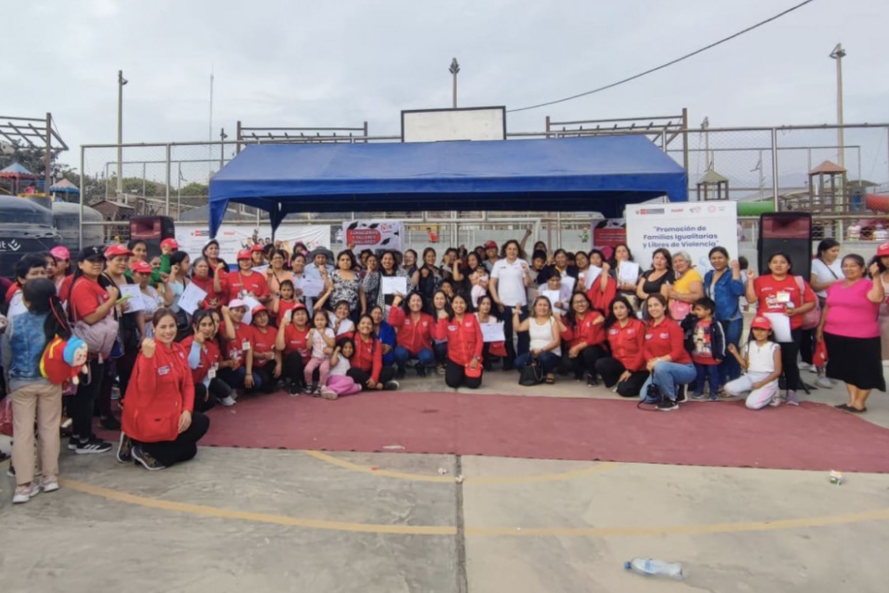 Se otorgaron a las familias diplomas de reconocimiento de haber logrado superar desafíos y avanzar hacia la construcción de hogares más saludables y libres de violencia. Foto: ANDINA/Difusión