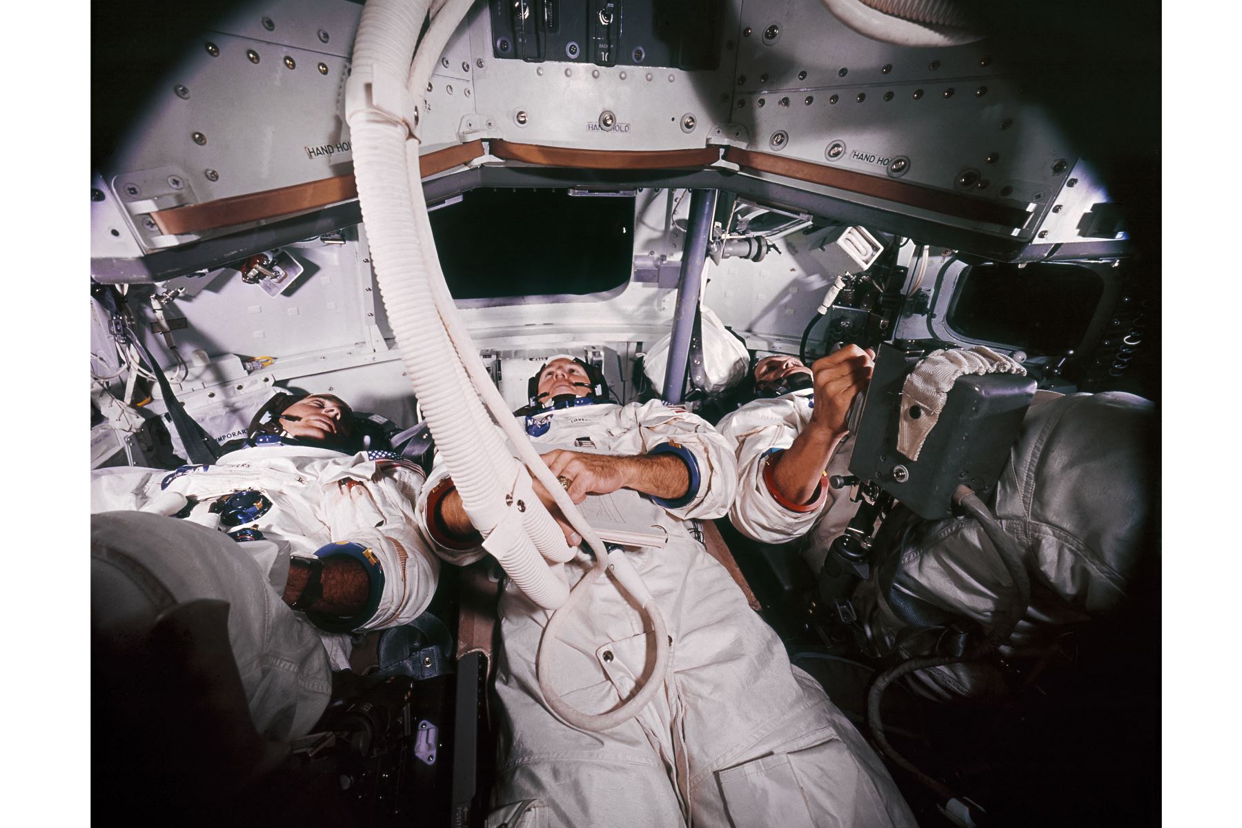 De izquierda a derecha, los astronautas del Apolo 8, el comandante de la nave espacial Frank Borman, el piloto del módulo de comando James Lovell y el piloto del módulo lunar William Anders, quienes se convirtieron en los primeros humanos en escapar de la gravedad de la Tierra y los primeros humanos en ver la cara oculta de la Luna, trabajan a bordo. la nave espacial Apolo 8, el 25 de diciembre de 1968. Después del lanzamiento el 21 de diciembre de 1968.
Foto:NASA/AFP