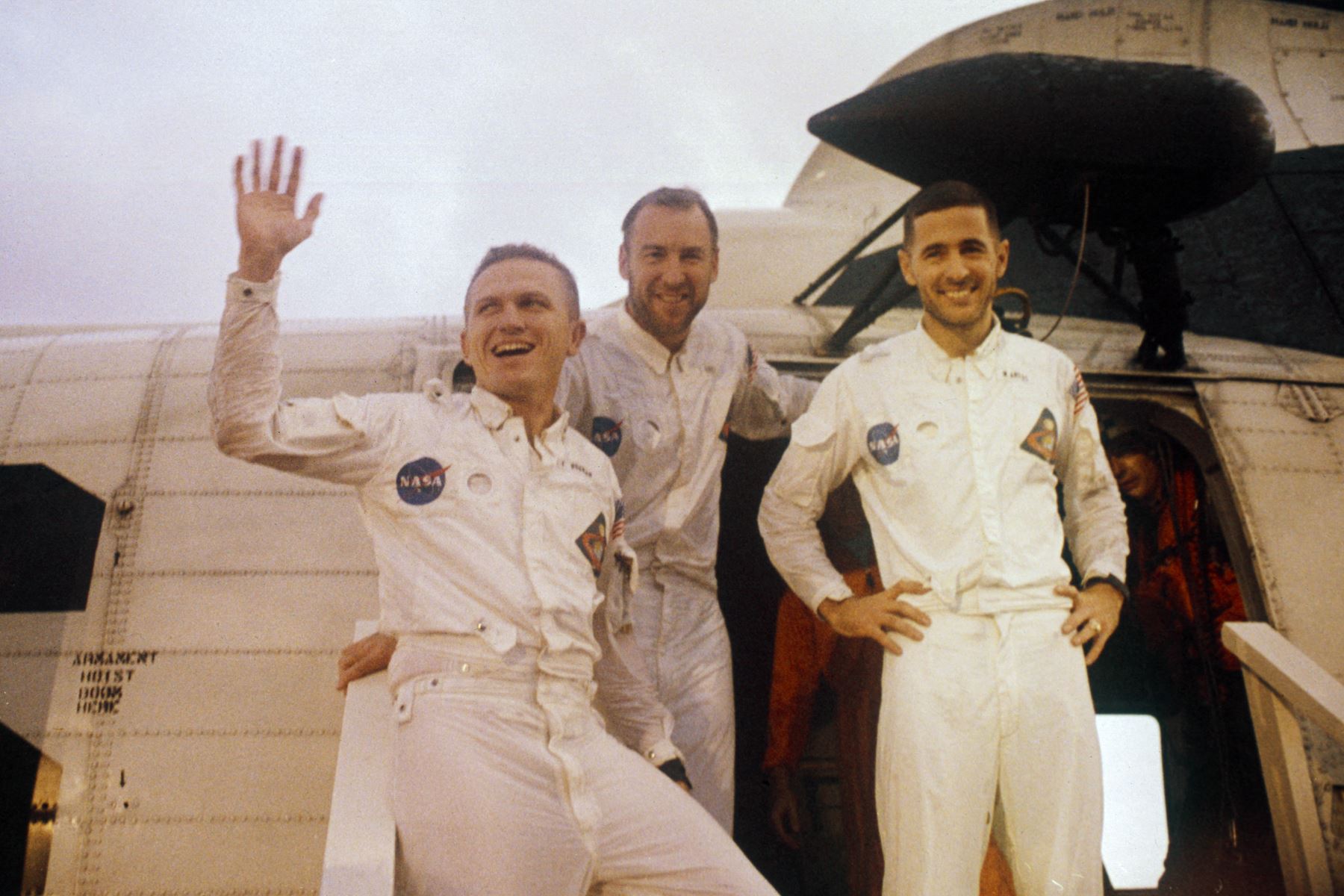 De izquierda a derecha, el comandante de la nave espacial Apolo 8, Frank Borman, el piloto del módulo de comando James Lovell y el piloto del módulo lunar William Anders, quienes se convirtieron en los primeros humanos en escapar de la gravedad de la Tierra y los primeros humanos en ver la cara oculta de la Luna.
Foto:NASA/AFP