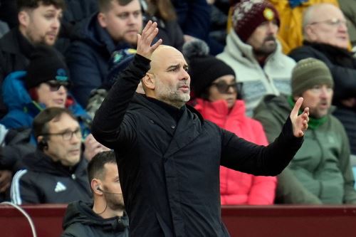 El director del Manchester City, Pep Guardiola, hace gestos durante el partido de fútbol de la Premier League inglesa entre el Aston Villa y el Manchester City, en Birmingham, Gran Bretaña, el 21 de diciembre de 2024. Foto: EFE