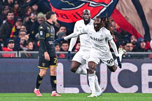 El centrocampista del Napoli Frank Anguissa (R) celebra con su compañero Romelu Lukaku después de marcar el gol inicial en el partido de fútbol de la Serie A italiana Genoa CFC vs SSC Napoli en el estadio Luigi Ferraris de Génova, Italia, el 21 de diciembre de 2024. Foto: EFE