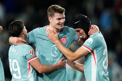 Los jugadores del Atlético de Madrid celebran la victoria tras el partido de la jornada 18 de LaLiga entre el FC Barcelona y el Atlético de Madrid, este sábado en el estadio olímpico Lluis Companys. Foto: EFE