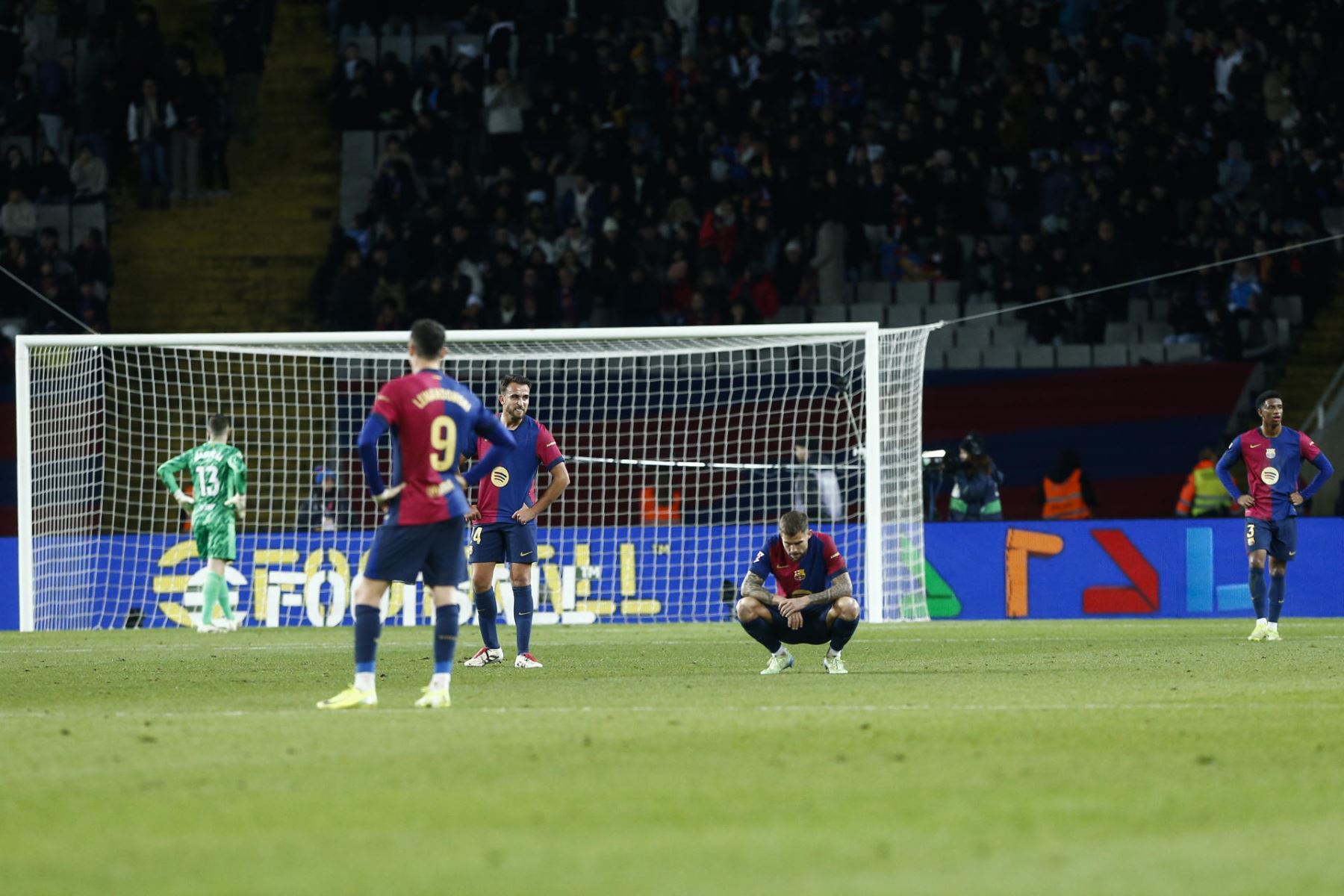 Los jugadores del FC Barceona durante el partido de la jornada 18 de LaLiga entre el FC Barcelona y el Atlético de Madrid, este sábado en el estadio olímpico Lluis Companys. EFE/Quique García