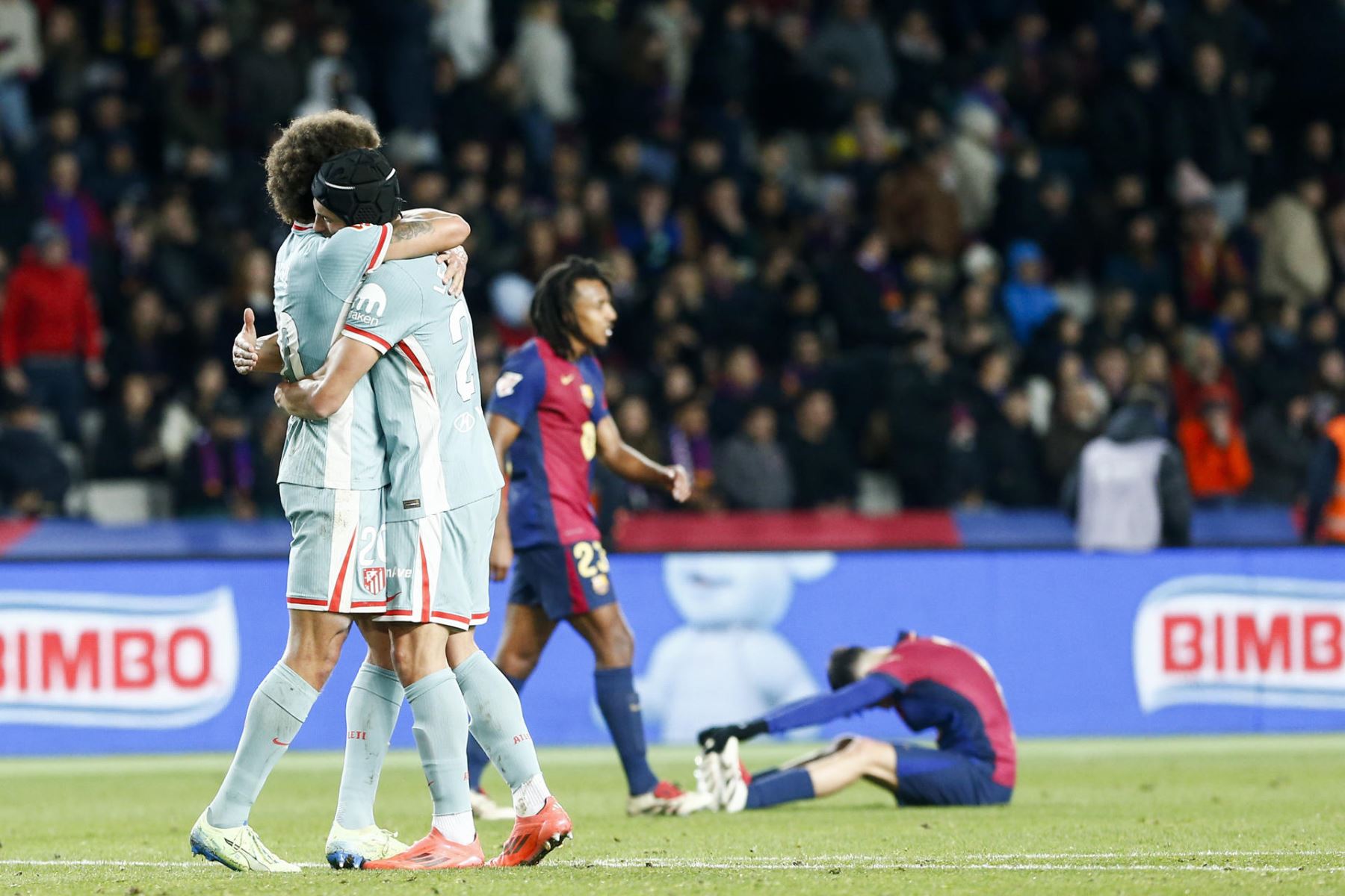 Los jugadores del Atlético de Madrid celebran la victoria tras el partido de la jornada 18 de LaLiga entre el FC Barcelona y el Atlético de Madrid, este sábado en el estadio olímpico Lluis Companys. EFE/Quique García