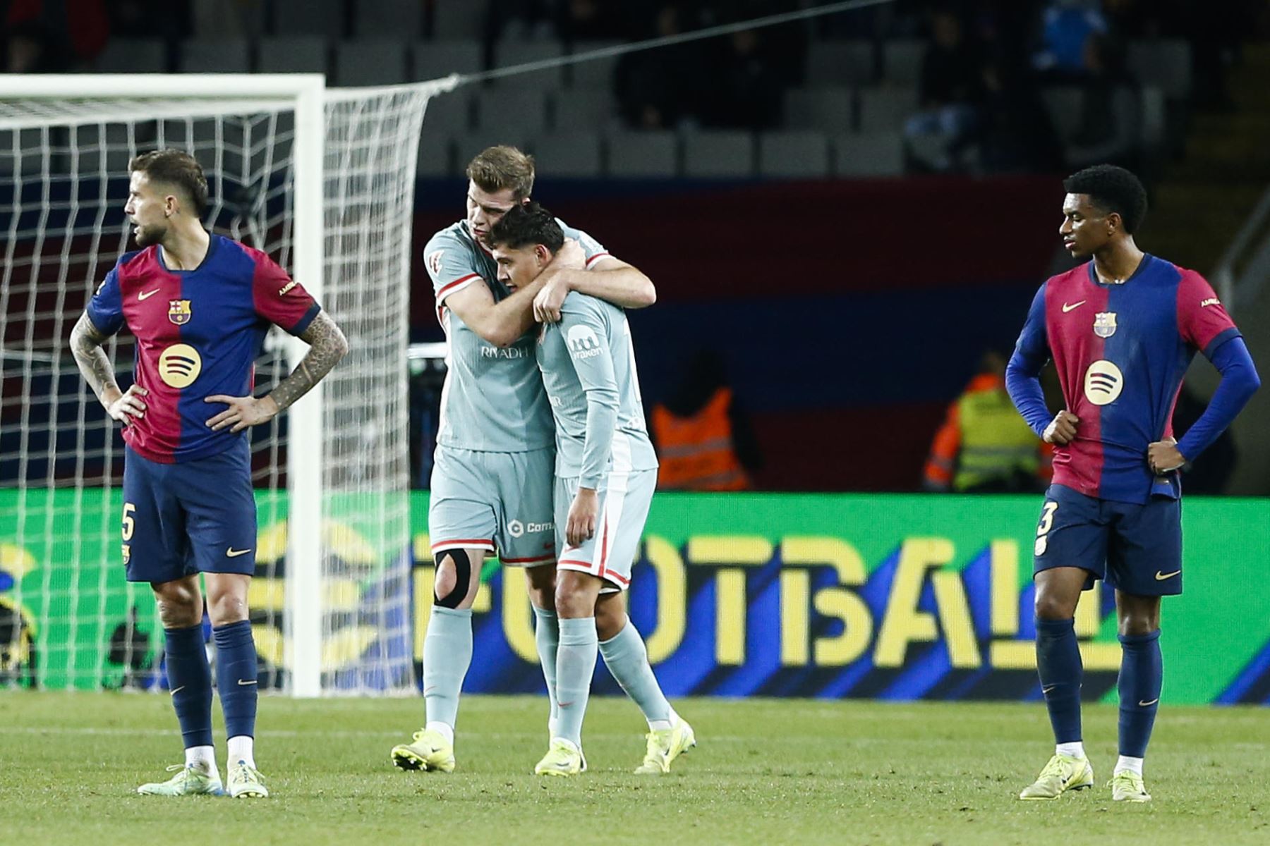 El delantero noruego del Atlético de Madrid Alexander Sørloth (2i) celebra con Nahuel Molina su gol durante el partido de la jornada 18 de LaLiga entre el FC Barcelona y el Atlético de Madrid, este sábado en el estadio olímpico Lluis Companys. EFE/Quique García