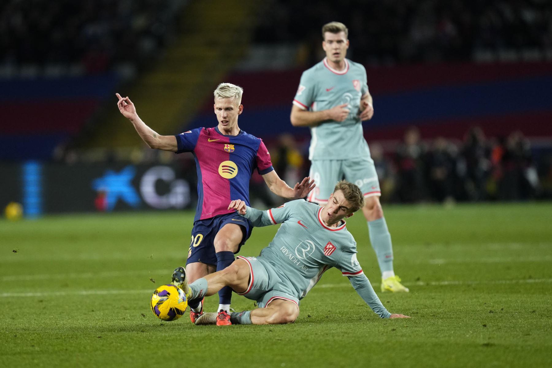 El centrocampista del FC Barcelona Dani Olmo (i) lucha con Pablo Barrios, del Atlético de Madrid, durante el partido de la jornada 18 de LaLiga entre el FC Barcelona y el Atlético de Madrid, este sábado en el estadio olímpico Lluis Companys. EFE/ Siu Wu