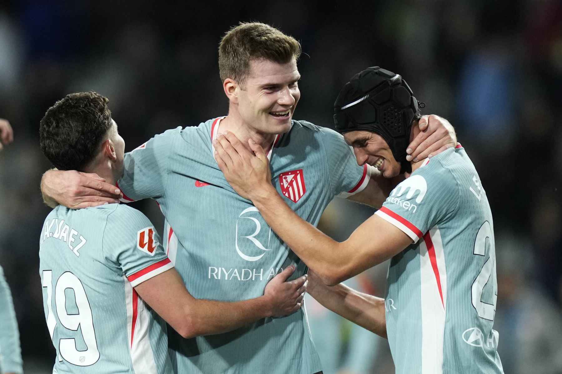 Los jugadores del Atlético de Madrid celebran la victoria tras el partido de la jornada 18 de LaLiga entre el FC Barcelona y el Atlético de Madrid, este sábado en el estadio olímpico Lluis Companys. EFE/ Siu Wu