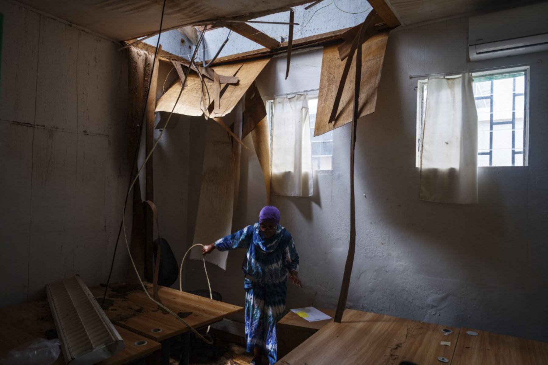 Un miembro del personal limpia un espacio hospitalario cuyo techo se ha derrumbado en el Hospital Central de Mayotte en la ciudad de Mamoudzou, en el territorio francés del Océano Índico de Mayotte, el 18 de diciembre de 2024, después del paso del ciclón Chido sobre el archipiélago. Los rescatistas corrieron contra el tiempo para llegar a los sobrevivientes y proporcionar ayuda urgente después de que el devastador ciclón Chido atravesara el territorio francés de Mayotte en el Océano Índico, destruyendo hoga