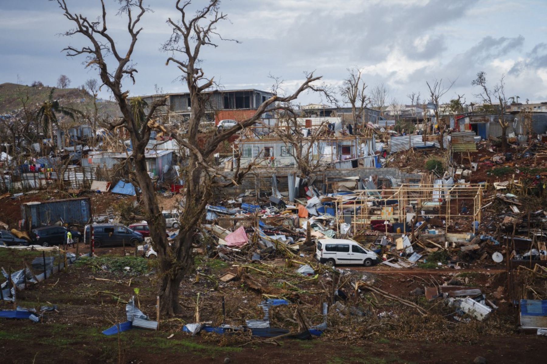 Esta fotografía muestra refugios y escombros destruidos en Trevani, en el territorio de Mayotte en el Océano Índico francés, el 19 de diciembre de 2024, después del paso del ciclón Chido sobre el archipiélago. Los rescatistas corrieron contra el tiempo para llegar a los sobrevivientes y proporcionar ayuda urgente después de que el devastador ciclón Chido atravesara el territorio francés de Mayotte en el Océano Índico, destruyendo hogares en todas las islas, con cientos de muertos. (Foto de DIMITAR DILKOFF /