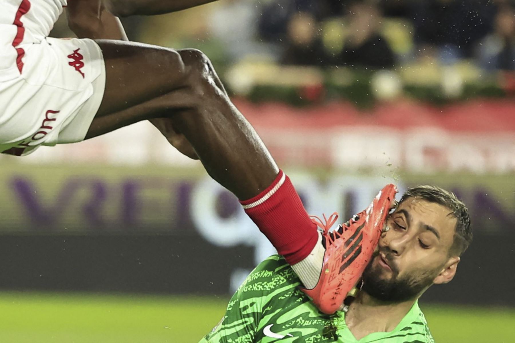 El portero italiano del Paris Saint-Germain #01 Gianluigi Donnarumma sufre una lesión por el defensor marfileño del Mónaco #17 Wilfried Singo (Izquierda) durante el partido de fútbol francés L1 entre el AS Mónaco y el Paris Saint-Germain en el Estadio Luis II (Stade Louis II) en el Principado de Mónaco el 18 de diciembre de 2024. (Foto de Valery HACHE / AFP)