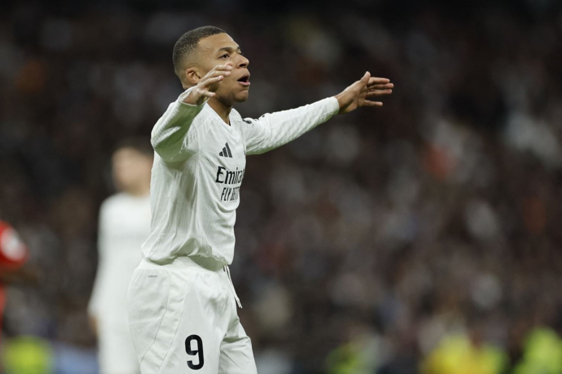 El delantero francés del Real Madrid #09 Kylian Mbappe reacciona durante el partido de fútbol de la liga española entre el Real Madrid CF y el Sevilla FC en el estadio Santiago Bernabéu de Madrid el 22 de diciembre de 2024. (Foto de OSCAR DEL POZO / AFP)