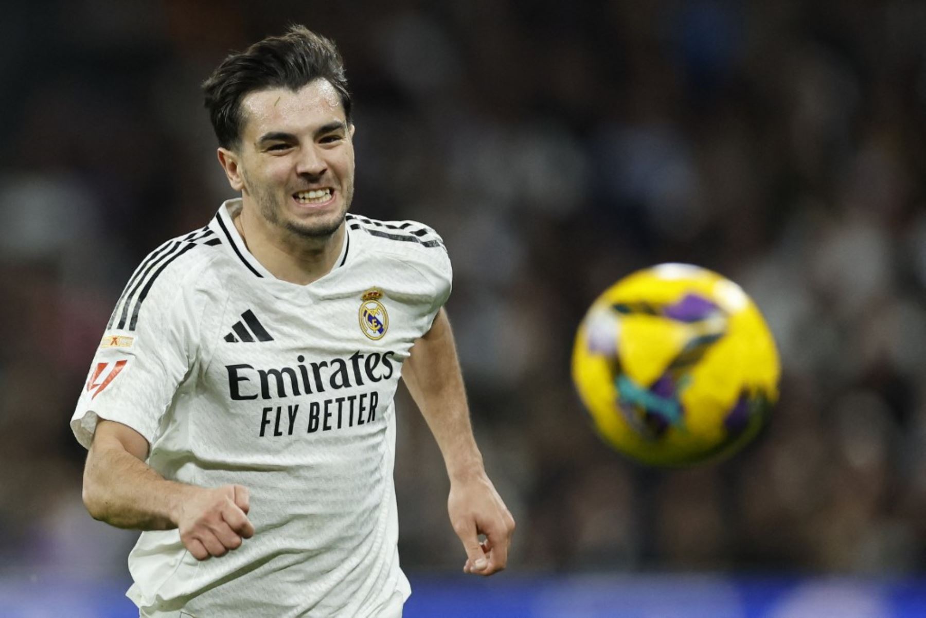 El delantero marroquí del Real Madrid #21 Brahim Díaz corre por el balón durante el partido de fútbol de la liga española entre el Real Madrid CF y el Sevilla FC en el estadio Santiago Bernabeu de Madrid el 22 de diciembre de 2024. (Foto de OSCAR DEL POZO / AFP)