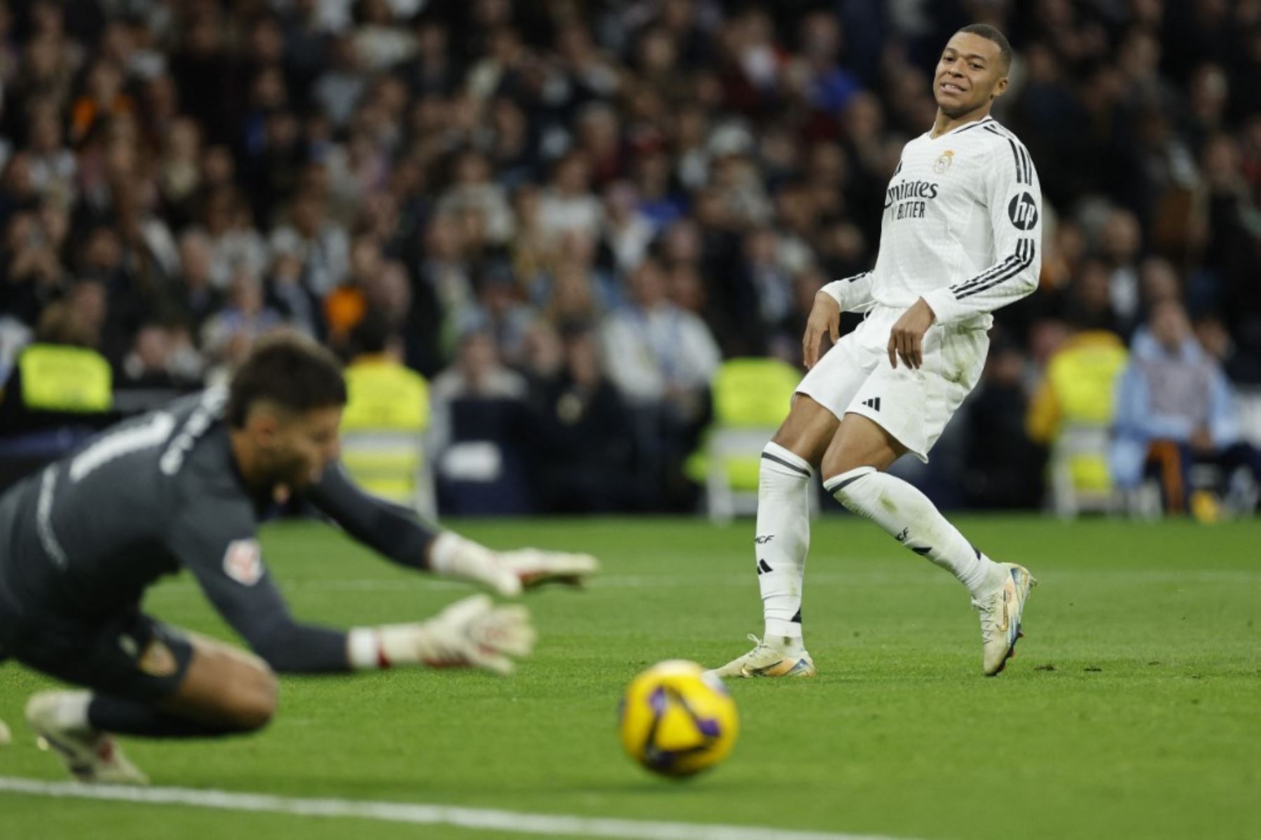 El delantero francés del Real Madrid #09 Kylian Mbappe pierde la oportunidad de marcar durante el partido de fútbol de la liga española entre el Real Madrid CF y el Sevilla FC en el estadio Santiago Bernabeu de Madrid el 22 de diciembre de 2024. (Foto de OSCAR DEL POZO / AFP)