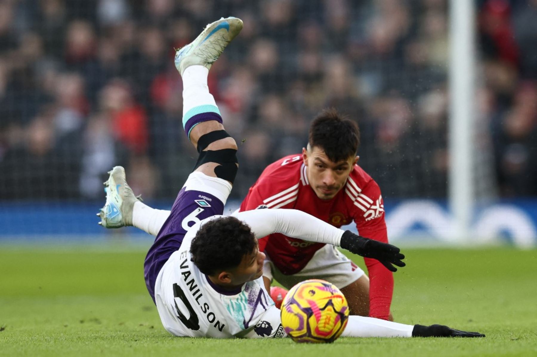 El defensor argentino del Manchester United #06 Lisandro Martínez (R) y el delantero brasileño del Bournemouth #09 Evanilson (L) luchan por el balón durante el partido de fútbol de la Premier League inglesa entre el Manchester United y el Bournemouth en Old Trafford en Manchester, noroeste de Inglaterra, el 22 de diciembre de 2024. (Foto de Darren Staples / AFP)