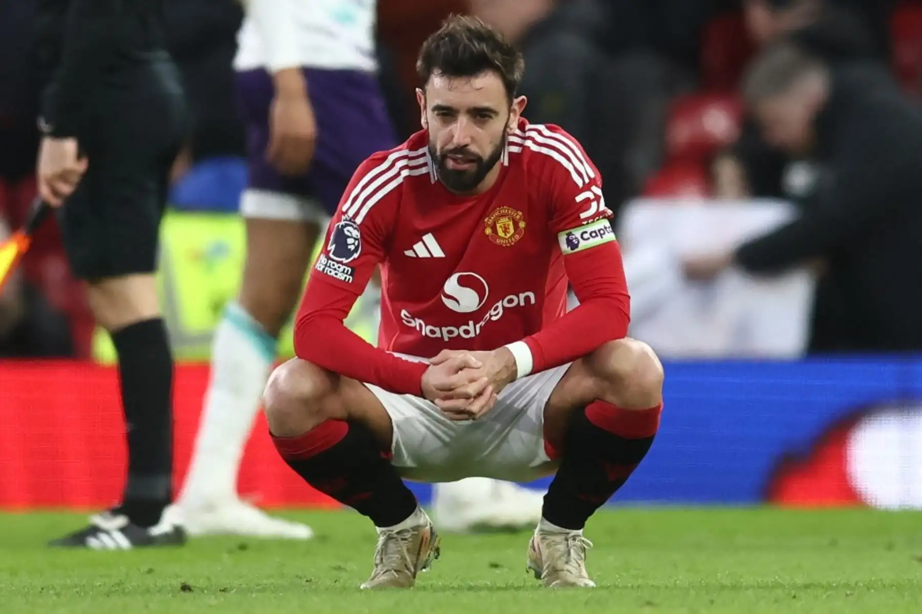 El centrocampista portugués del Manchester United #08, Bruno Fernandes, reacciona a su derrota en el campo después del partido de fútbol de la Premier League inglesa entre el Manchester United y el Bournemouth en Old Trafford en Manchester, noroeste de Inglaterra, el 22 de diciembre de 2024. Bournemouth ganó el partido 3-0. (Foto de Darren Staples / AFP