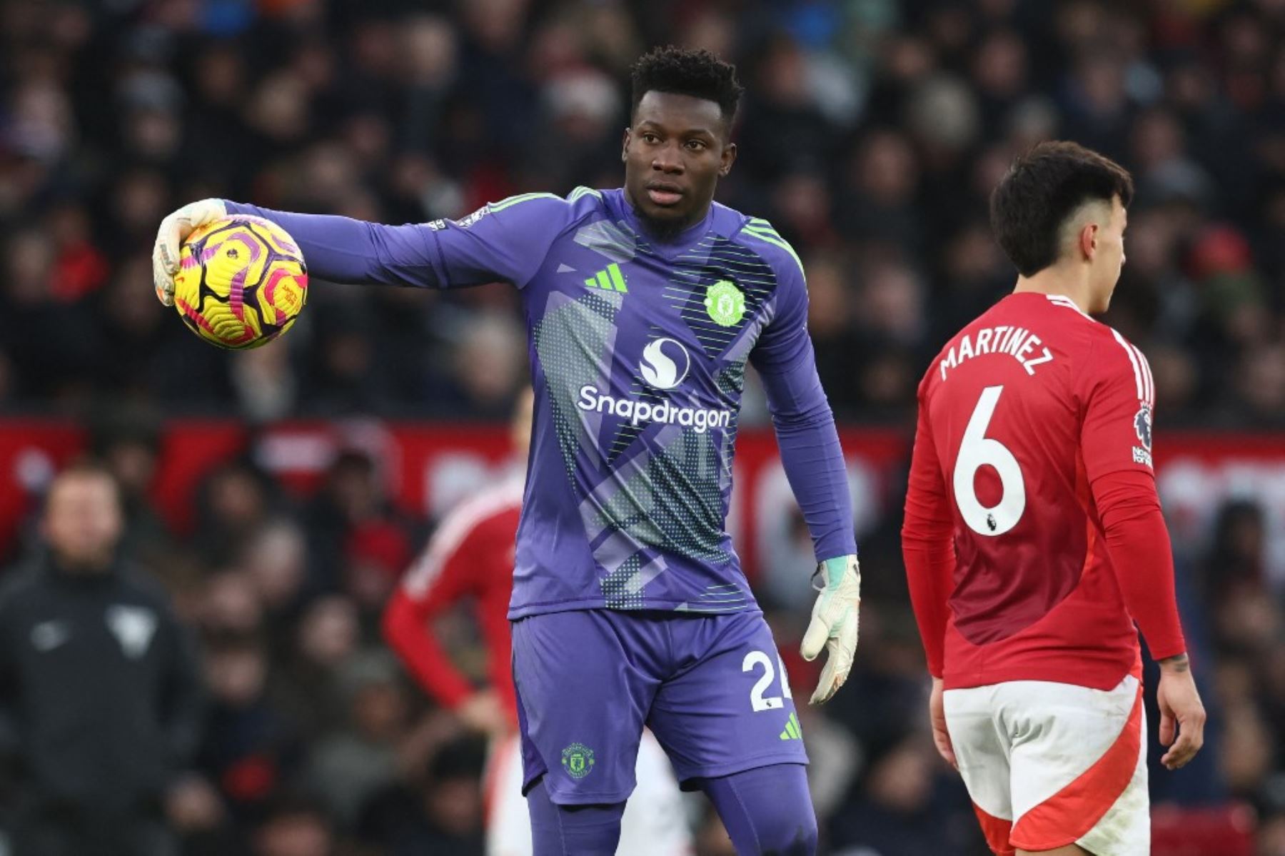 El portero camerunés #24 del Manchester United, Andre Onana, reacciona al conceder su tercer gol durante el partido de fútbol de la Premier League inglesa entre el Manchester United y el Bournemouth en Old Trafford en Manchester, noroeste de Inglaterra, el 22 de diciembre de 2024. (Foto de Darren Staples / AFP)