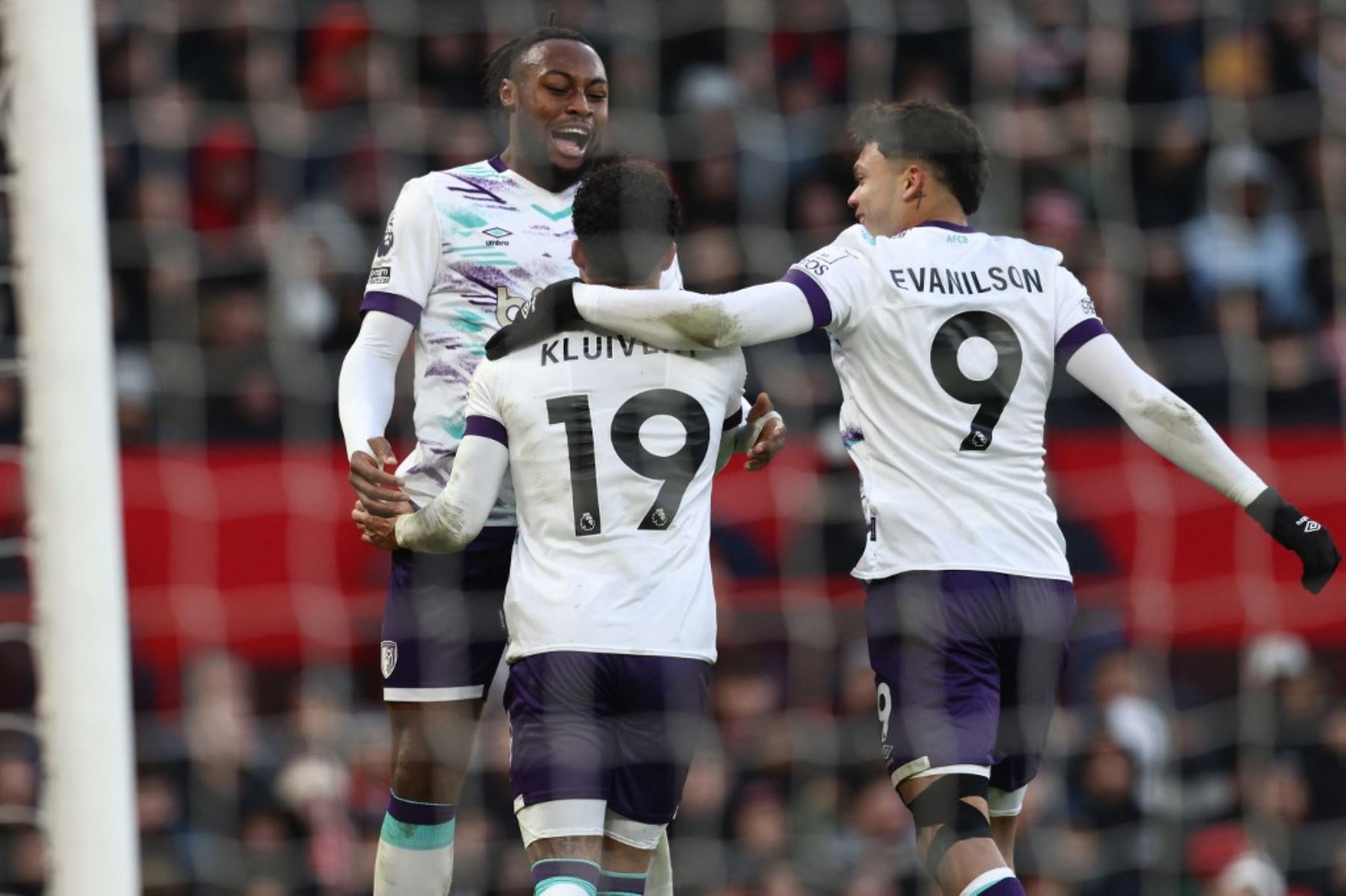 El delantero holandés de Bournemouth #19 Justin Kluivert (C) celebra con el delantero ghanés de Bournemouth #24 Antoine Semenyo (L) y el delantero brasileño de Bournemouth #09 Evanilson (R) después de marcar su segundo gol desde el punto de penalti durante el partido de fútbol de la Premier League inglesa entre el Manchester United y el Bournemouth en Old Trafford en Manchester, noroeste de Inglaterra, el 22 de diciembre de 2024. (Foto de Darren Staples / AFP)