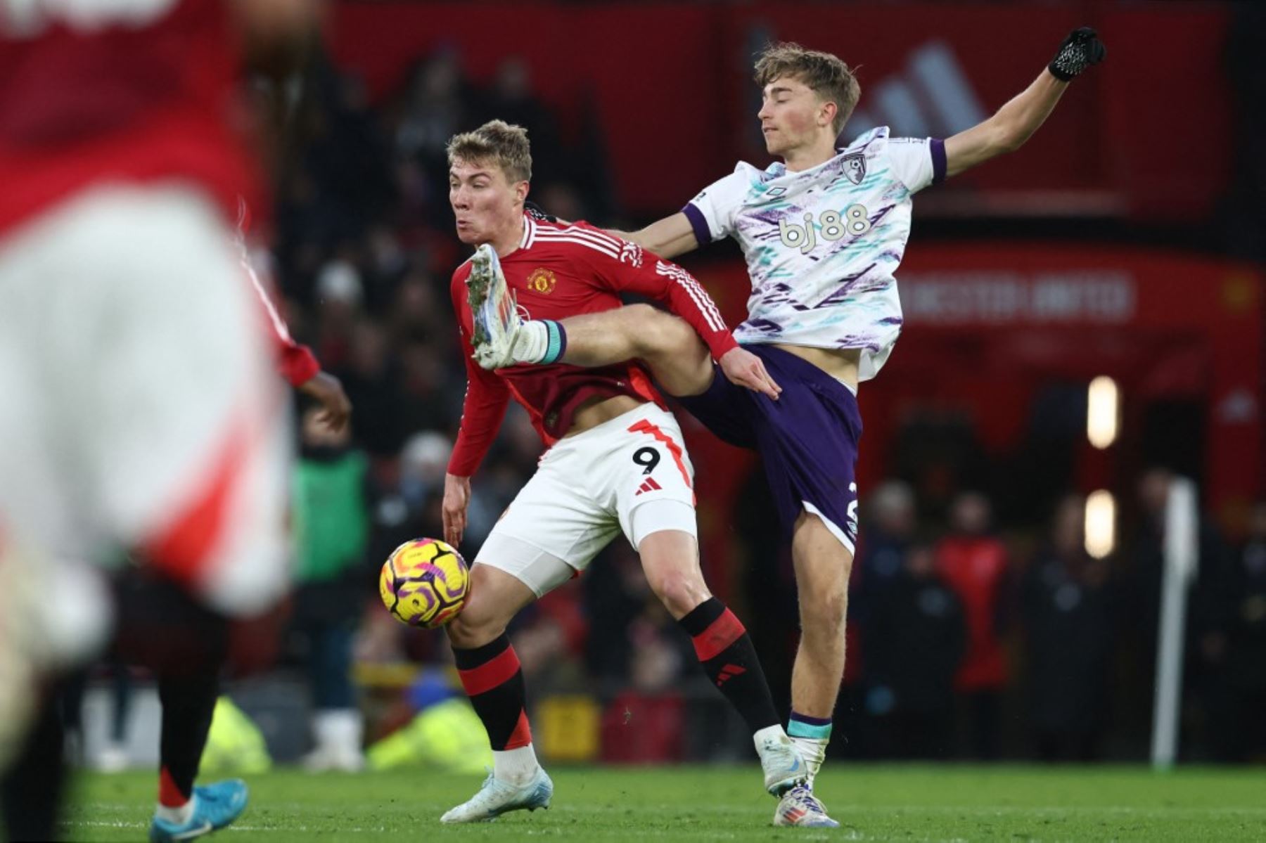 El delantero danés del Manchester United #09 Rasmus Hojlund (Izquierda) compite con el defensor español del Bournemouth #02 Dean Huijsen (R) durante el partido de fútbol de la Premier League inglesa entre el Manchester United y el Bournemouth en Old Trafford en Manchester, noroeste de Inglaterra, el 22 de diciembre de 2024. (Foto de Darren Staples / AFP)