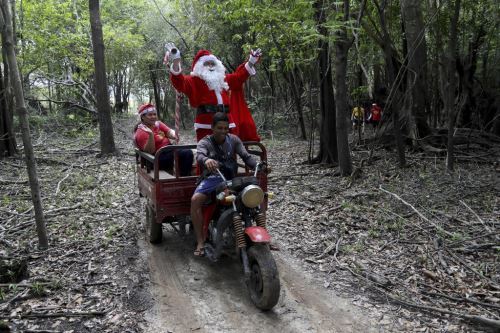 Brasil: Papá Noel recorre la selva amazónica en moto furgón y lancha