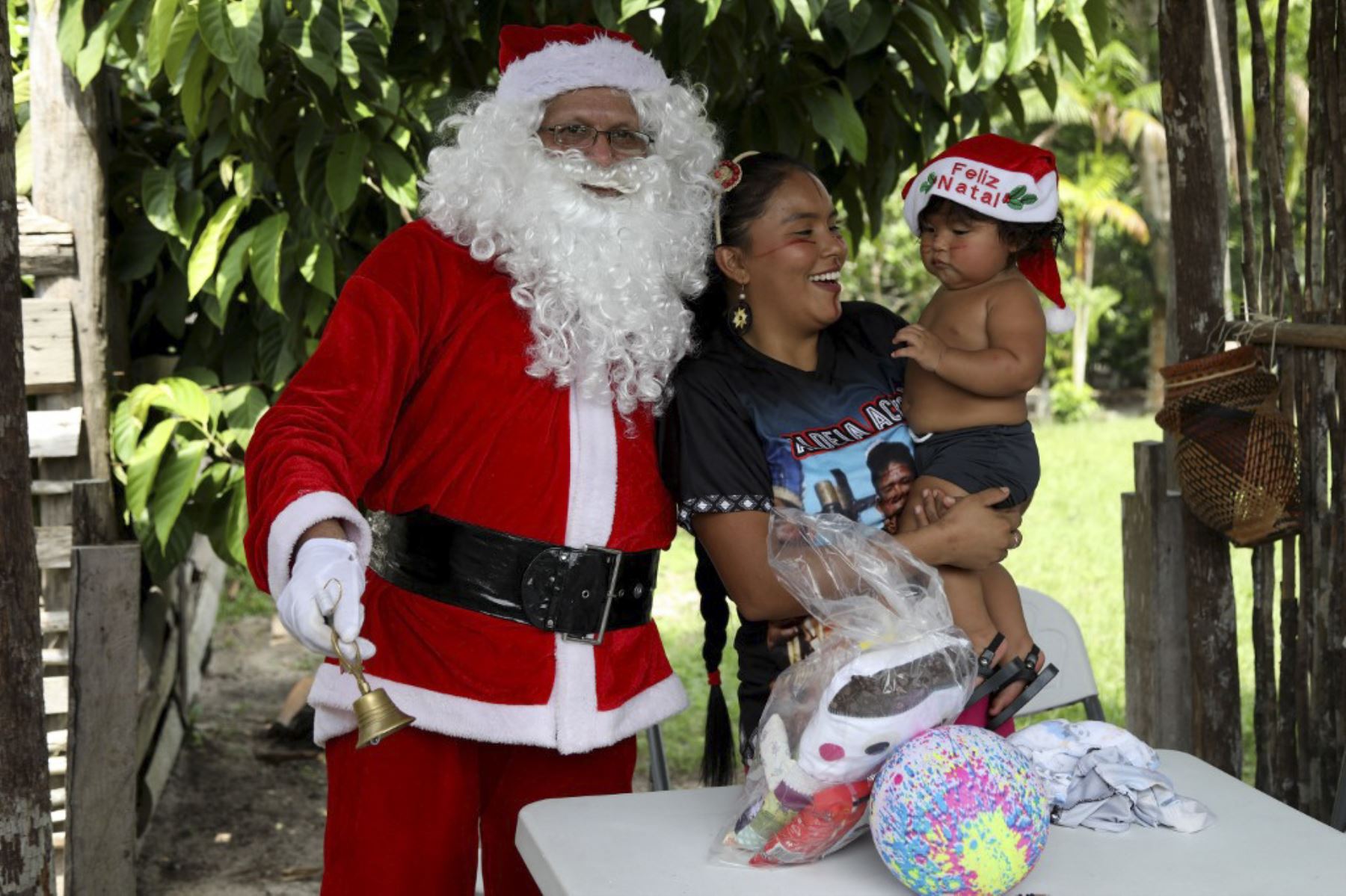 El voluntario Jorge Alberto Barroso, vestido de Papá Noel, posa para una foto después de entregar regalos a los niños en la comunidad ribereña de Abelha, en la ciudad de Manaus, estado de Amazonas, norte de Brasil, el 20 de diciembre de 2024. Desde 1998, el grupo "Amigos de Papá Noel" ha estado promoviendo la Navidad para los niños en las comunidades rurales y ribereñas de la selva amazónica. (Foto de MICHAEL DANTAS / AFP)