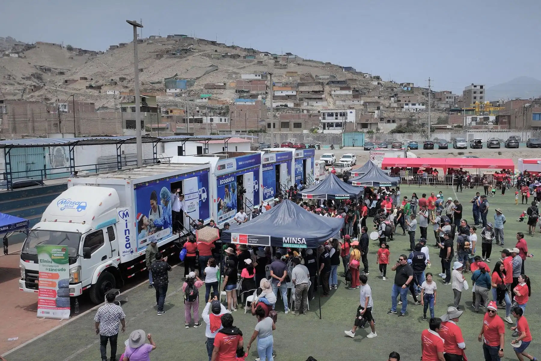 El ministro de Salud, César Vásquez  llegó al Estadio Municipal Los Huertos de Manchay en el distrito de Pachacámac en donde cientos de niñas, niños, gestantes, adultos y adultos mayores accedieron a las diferentes especialidades de salud a través del Minsa Móvil Navideño.
Foto: Minsa