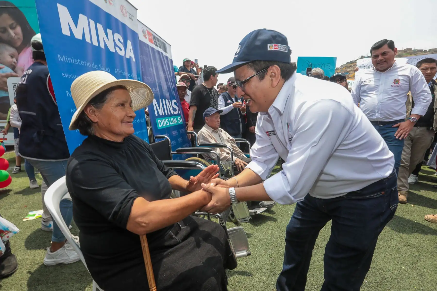 El ministro de Salud, César Vásquez  llegó al Estadio Municipal Los Huertos de Manchay en el distrito de Pachacámac en donde cientos de niñas, niños, gestantes, adultos y adultos mayores accedieron a las diferentes especialidades de salud a través del Minsa Móvil Navideño.
Foto: Minsa