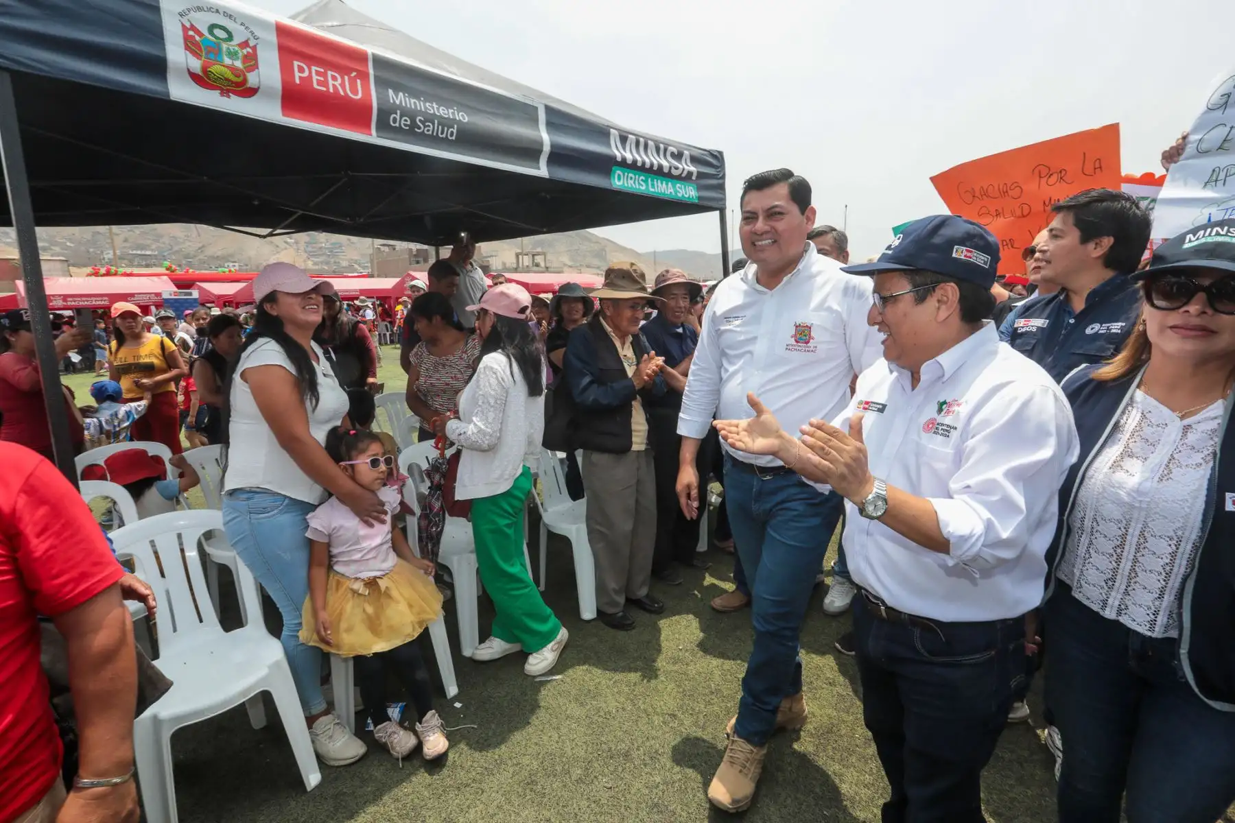 El ministro de Salud, César Vásquez  llegó al Estadio Municipal Los Huertos de Manchay en el distrito de Pachacámac en donde cientos de niñas, niños, gestantes, adultos y adultos mayores accedieron a las diferentes especialidades de salud a través del Minsa Móvil Navideño.
Foto: Minsa