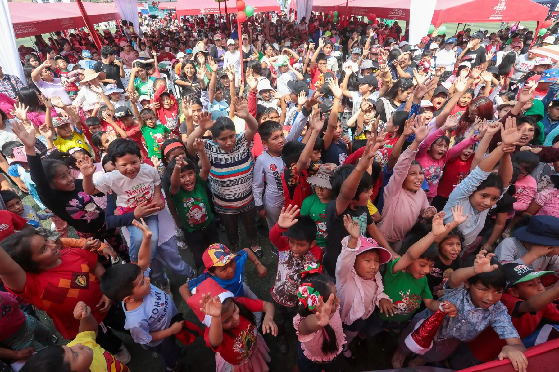 El ministro de Salud, César Vásquez  llegó al Estadio Municipal Los Huertos de Manchay en el distrito de Pachacámac en donde cientos de niñas, niños, gestantes, adultos y adultos mayores accedieron a las diferentes especialidades de salud a través del Minsa Móvil Navideño.
Foto: Minsa