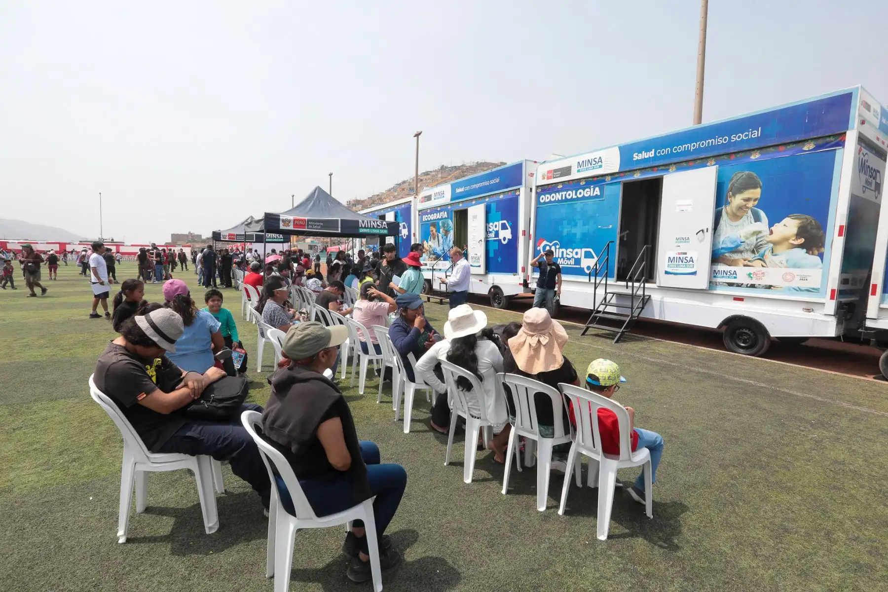 El ministro de Salud, César Vásquez  llegó al Estadio Municipal Los Huertos de Manchay en el distrito de Pachacámac en donde cientos de niñas, niños, gestantes, adultos y adultos mayores accedieron a las diferentes especialidades de salud a través del Minsa Móvil Navideño.
Foto: Minsa