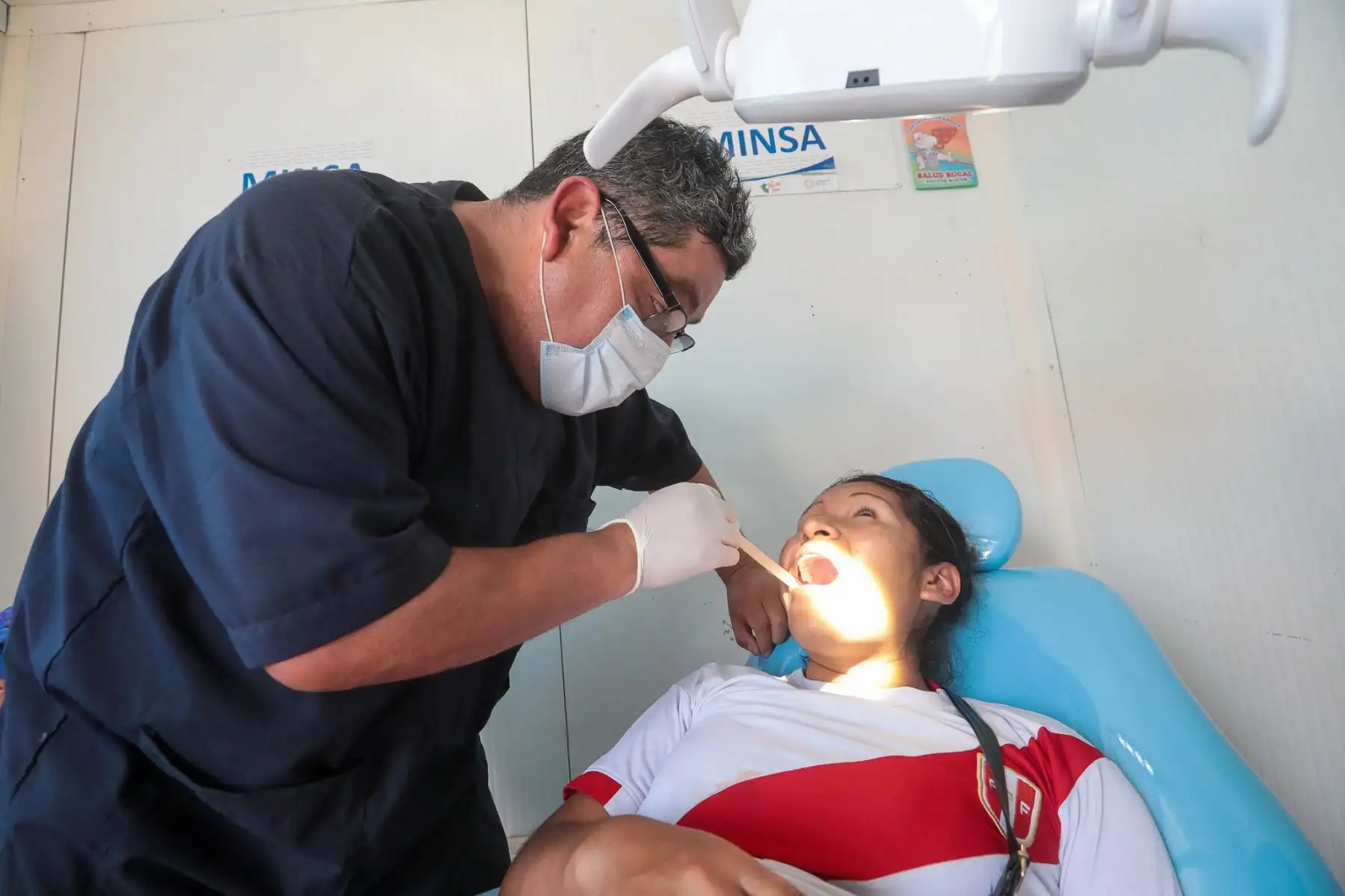 El ministro de Salud, César Vásquez  llegó al Estadio Municipal Los Huertos de Manchay en el distrito de Pachacámac en donde cientos de niñas, niños, gestantes, adultos y adultos mayores accedieron a las diferentes especialidades de salud a través del Minsa Móvil Navideño.
Foto: Minsa