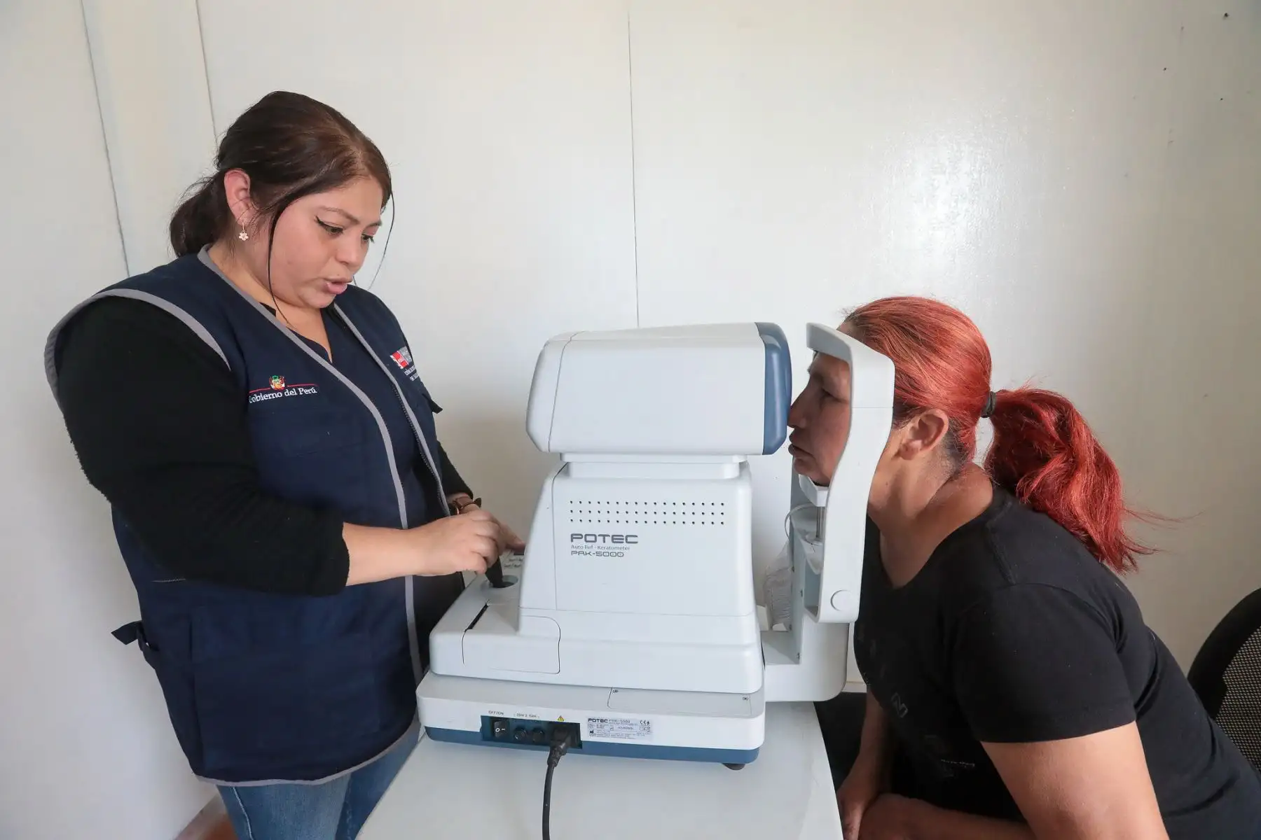 El ministro de Salud, César Vásquez  llegó al Estadio Municipal Los Huertos de Manchay en el distrito de Pachacámac en donde cientos de niñas, niños, gestantes, adultos y adultos mayores accedieron a las diferentes especialidades de salud a través del Minsa Móvil Navideño.
Foto: Minsa