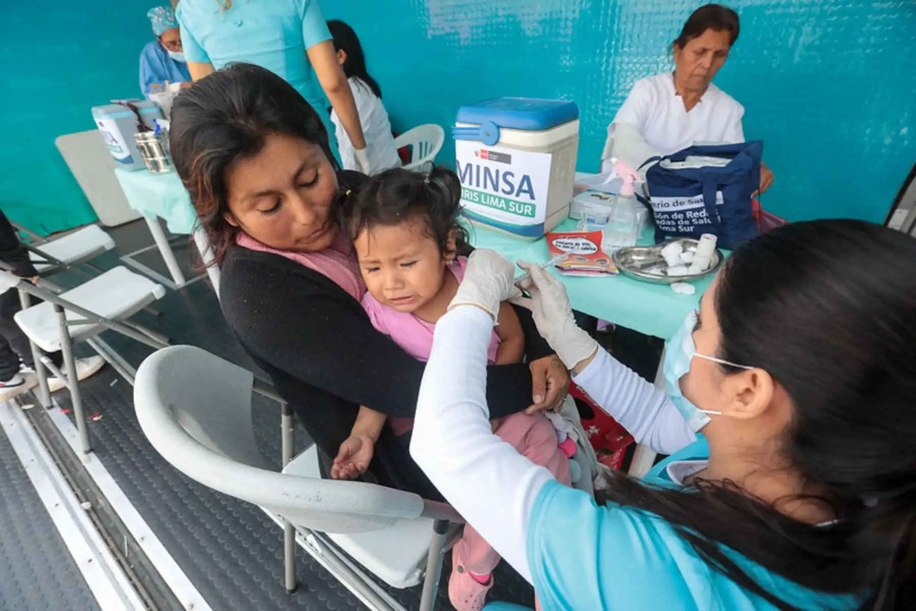 El ministro de Salud, César Vásquez  llegó al Estadio Municipal Los Huertos de Manchay en el distrito de Pachacámac en donde cientos de niñas, niños, gestantes, adultos y adultos mayores accedieron a las diferentes especialidades de salud a través del Minsa Móvil Navideño.
Foto: Minsa