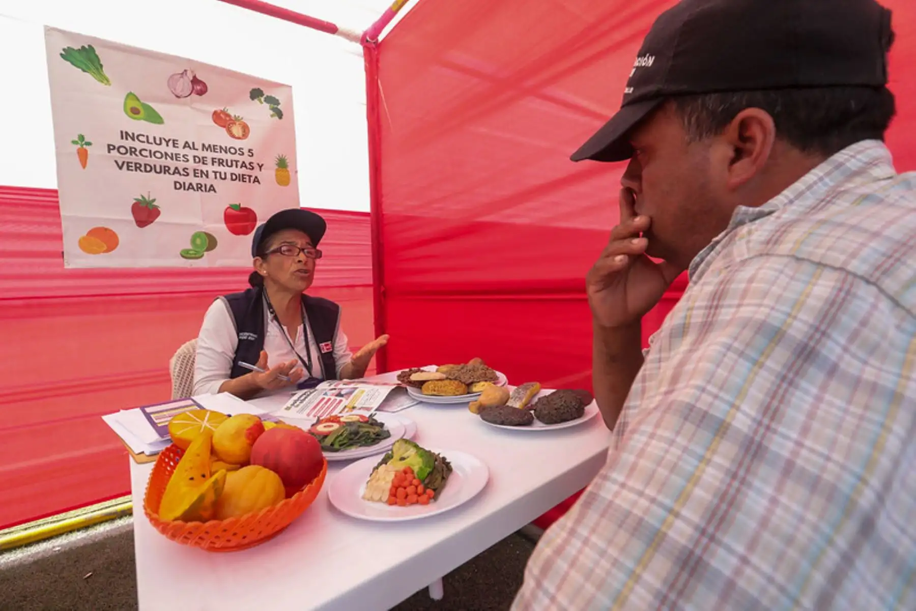 El ministro de Salud, César Vásquez  llegó al Estadio Municipal Los Huertos de Manchay en el distrito de Pachacámac en donde cientos de niñas, niños, gestantes, adultos y adultos mayores accedieron a las diferentes especialidades de salud a través del Minsa Móvil Navideño.
Foto: Minsa