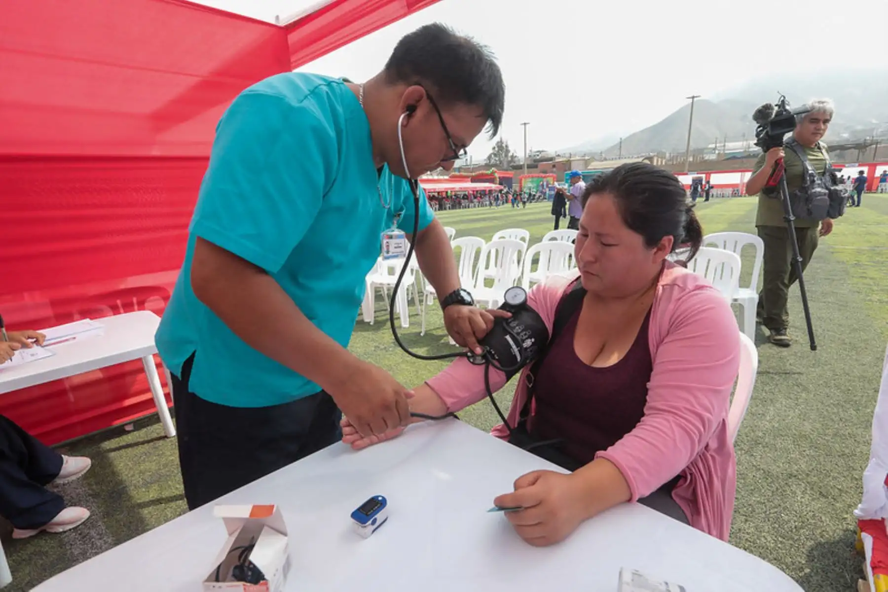 El ministro de Salud, César Vásquez  llegó al Estadio Municipal Los Huertos de Manchay en el distrito de Pachacámac en donde cientos de niñas, niños, gestantes, adultos y adultos mayores accedieron a las diferentes especialidades de salud a través del Minsa Móvil Navideño.
Foto: Minsa