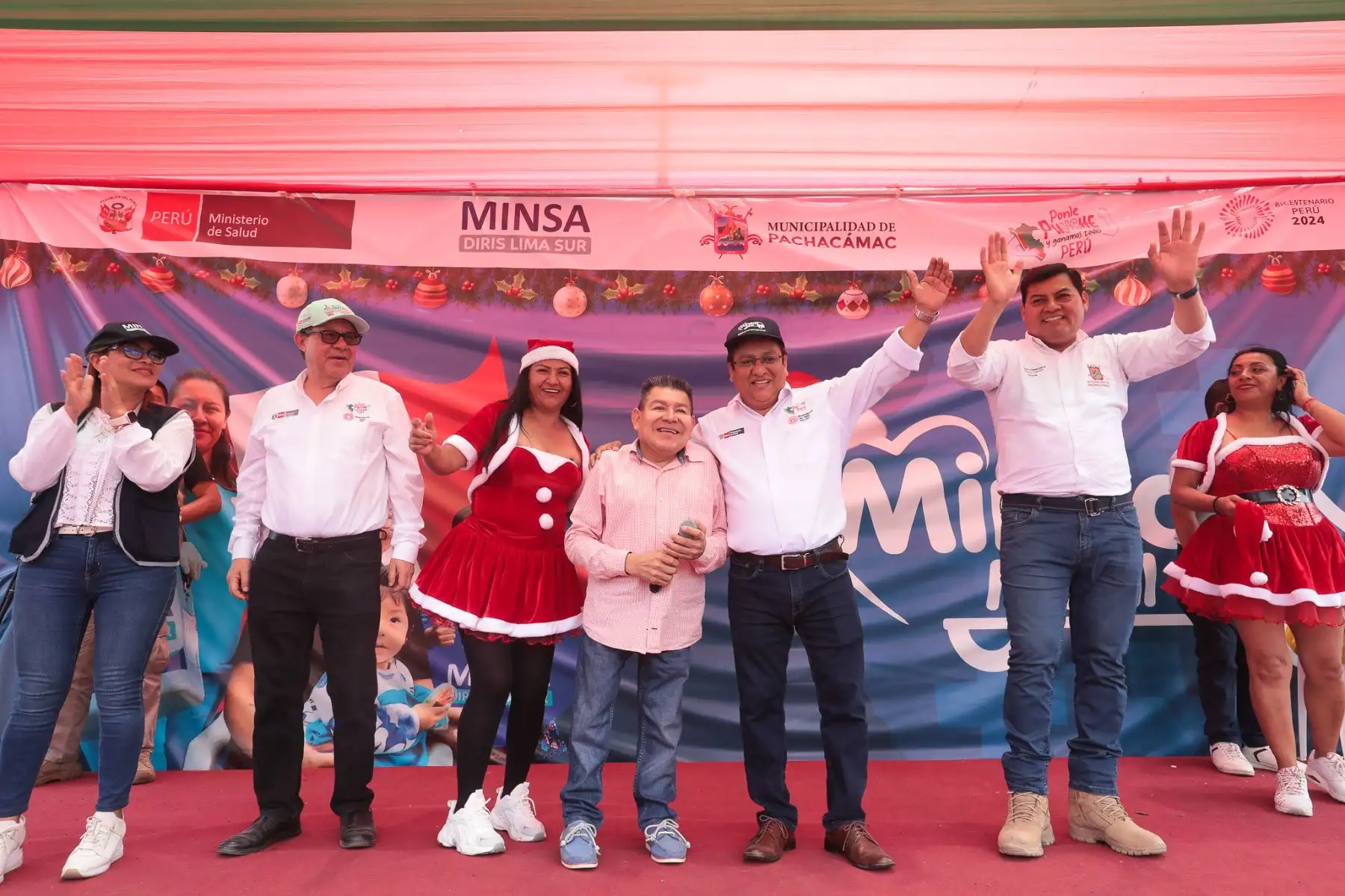 El ministro de Salud, César Vásquez  llegó al Estadio Municipal Los Huertos de Manchay en el distrito de Pachacámac en donde cientos de niñas, niños, gestantes, adultos y adultos mayores accedieron a las diferentes especialidades de salud a través del Minsa Móvil Navideño.
Foto: Minsa