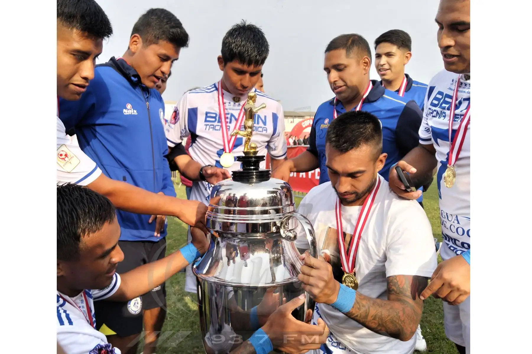 El club Bentín Tacna se proclamó este domingo campeón de la Copa Perú al vencer en la tandas de penales 4-3 a FC Cajamarca en intenso partido disputado en el estadio Iván Elías Moreno de Villa El Salvador, que acabó 1-1 en el tiempo reglamentario.
Foto:Radio Uno