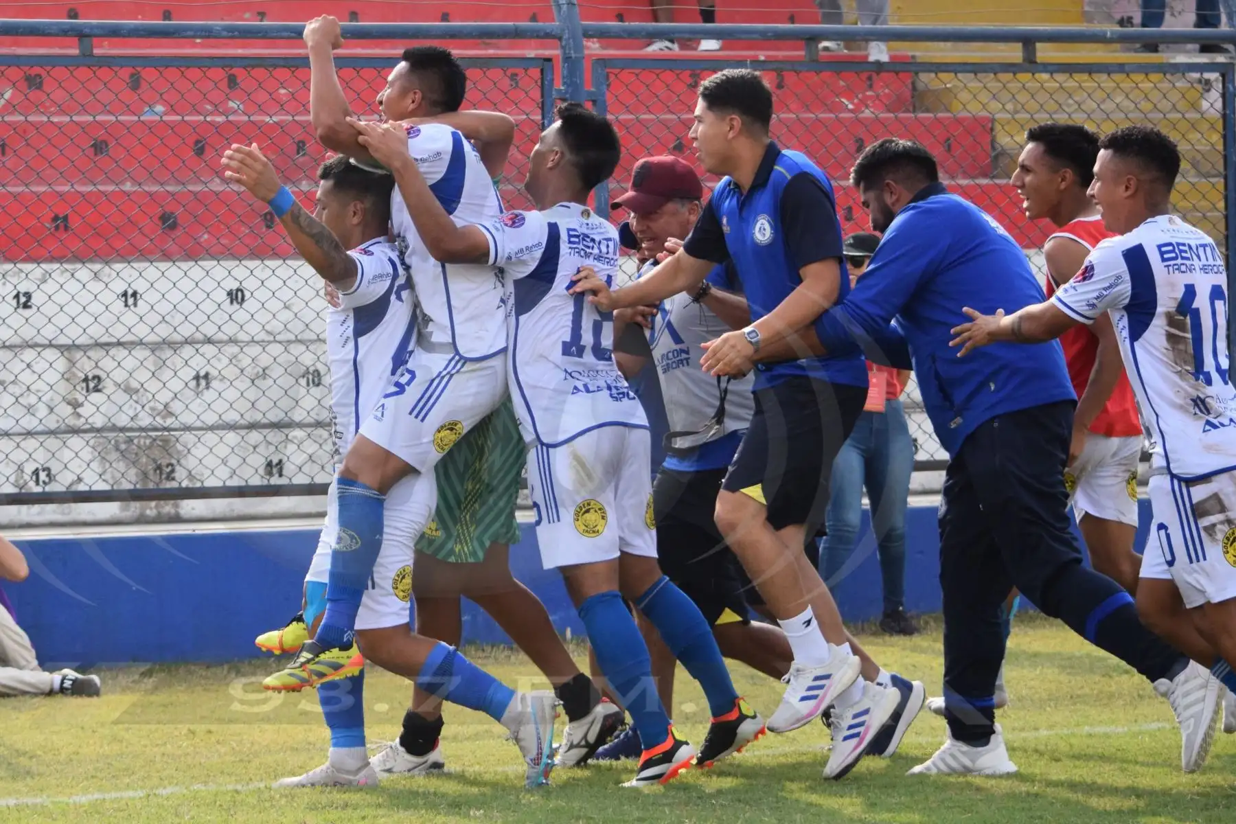 El club Bentín Tacna se proclamó este domingo campeón de la Copa Perú al vencer en la tandas de penales 4-3 a FC Cajamarca en intenso partido disputado en el estadio Iván Elías Moreno de Villa El Salvador, que acabó 1-1 en el tiempo reglamentario.
Foto:Radio Uno