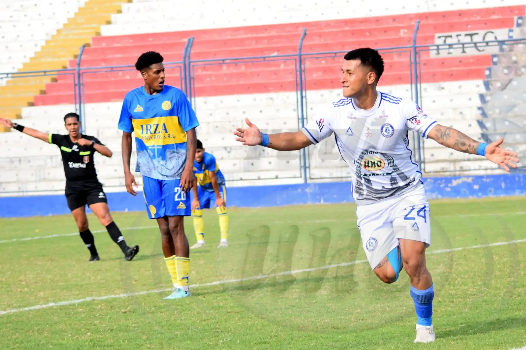 El club Bentín Tacna se proclamó este domingo campeón de la Copa Perú al vencer en la tandas de penales 4-3 a FC Cajamarca en intenso partido disputado en el estadio Iván Elías Moreno de Villa El Salvador, que acabó 1-1 en el tiempo reglamentario.
Foto:Radio Uno