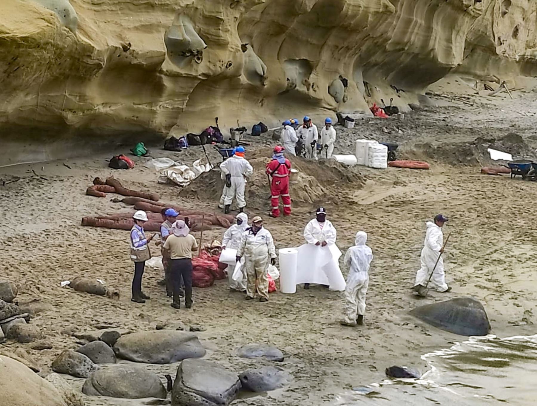 Continúa las labores de limpieza de las playas afectadas por el derrame de petróleo registrado en la provincia de Talara, región Piura.