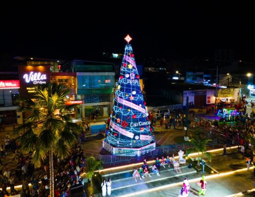 Tarapoto ya vive la fiesta de Navidad. Su plaza de Armas luce engalanada con un espectacular árbol con coloridas luces y un pesebre. ANDINA/Difusión