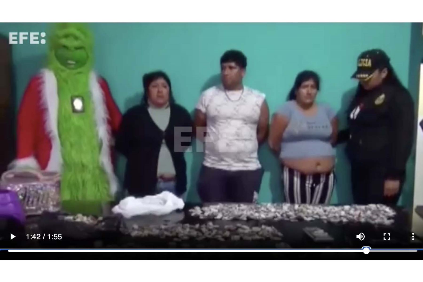 "En un rápido operativo, el Escuadrón Verde disfrazó de Grinch a uno de sus agentes para sorprender con las manos en la masa a clan de traficantes de droga", Captura TV