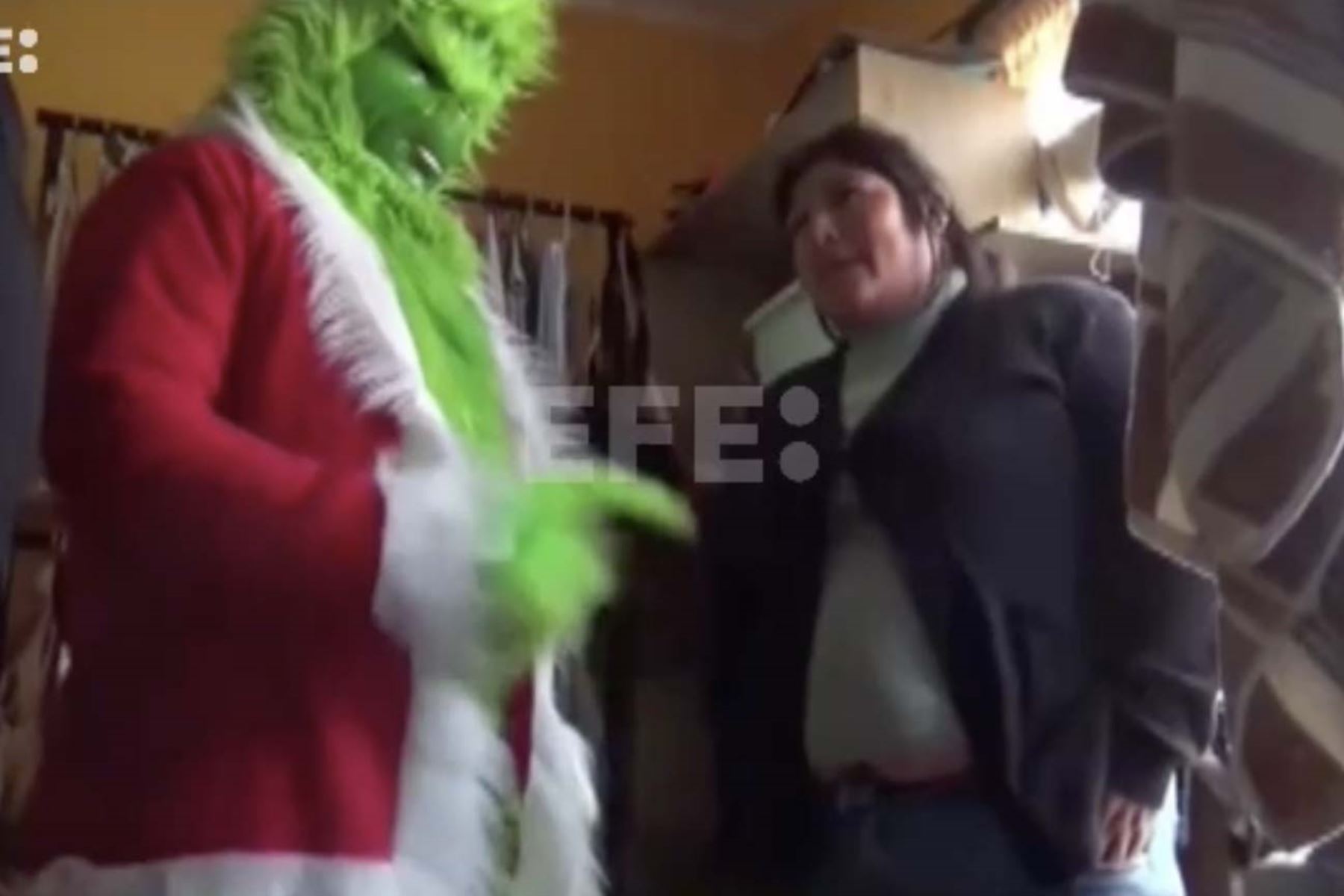 "En un rápido operativo, el Escuadrón Verde disfrazó de Grinch a uno de sus agentes para sorprender con las manos en la masa a clan de traficantes de droga", Captura TV